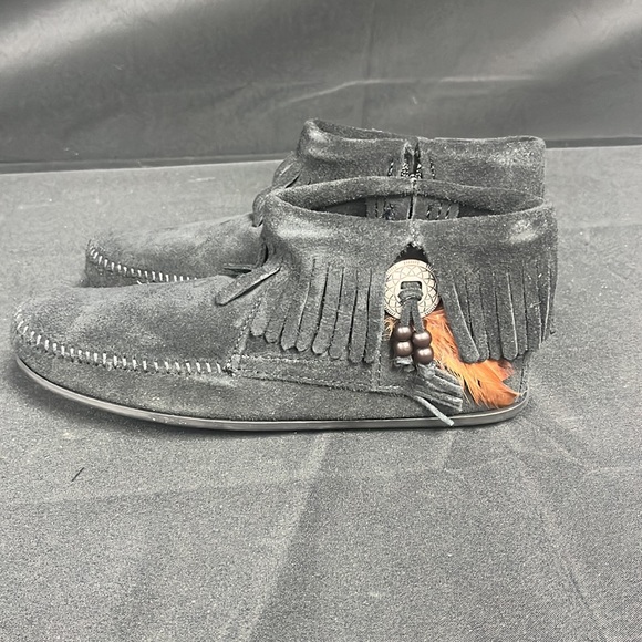 Minnetonka Women’s Concho Feather Black Boot (2931) - Picture 4 of 9